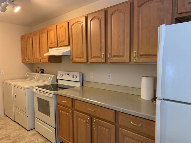 Building Photo - 26 Heron Way S