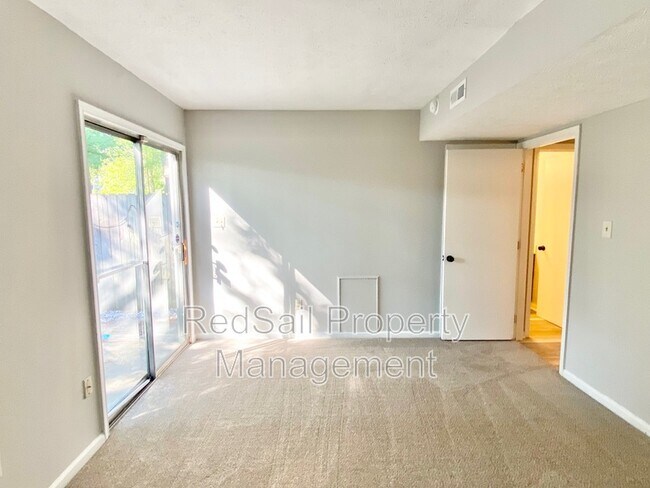 Building Photo - 384 Kinsmen Way