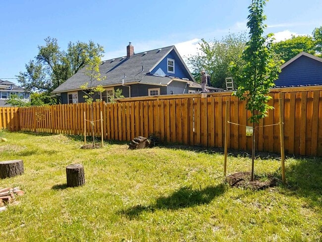 Building Photo - Portsmouth Neighborhood Updated 3-Story Ho...