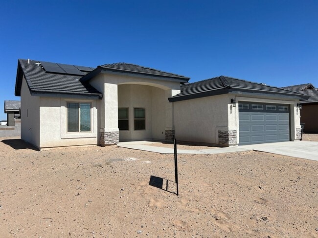 Building Photo - Large Corner Lot home with 3 full size bed...