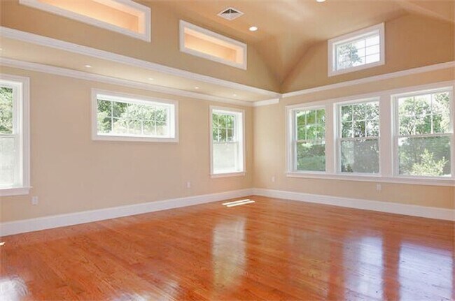 Building Photo - 62 Country Club Ln