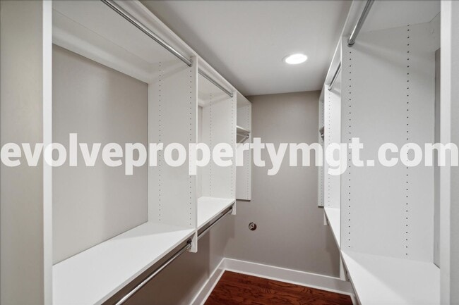 Building Photo - Downtown Living at Its Finest – Spacious 2...