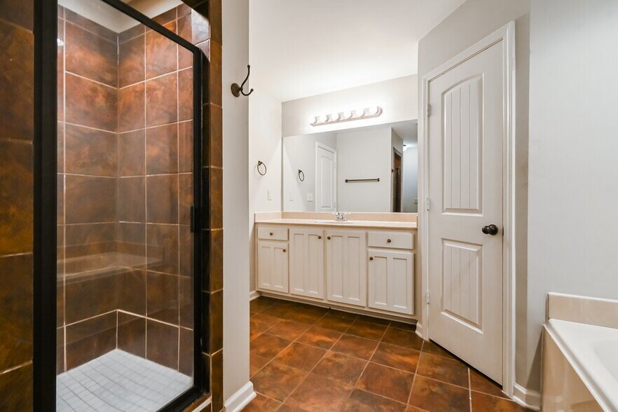 Building Photo - 5690 Bedford Loop W