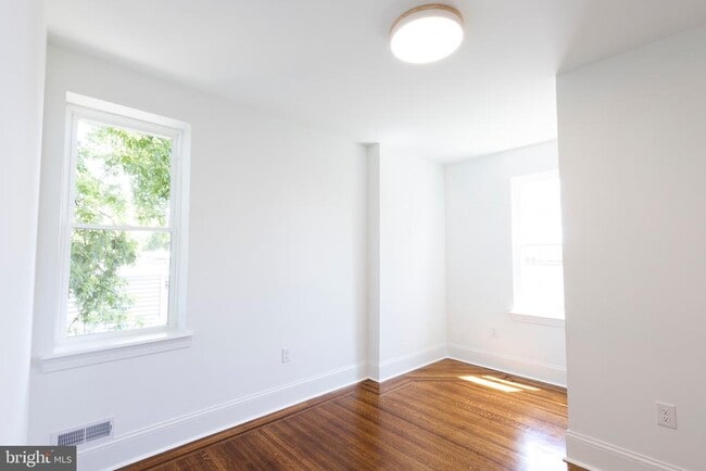 Building Photo - 5510 Larchwood Ave