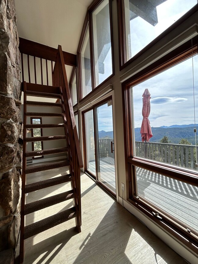 Building Photo - 2 Bedroom Mountain Home with Loft and Spec...