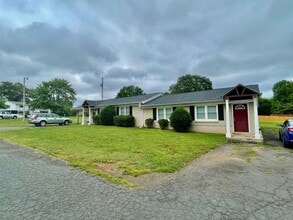 Building Photo - This lovely 2 bedroom 1 bath duplex is loc...