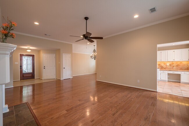 Building Photo - 16015 Lausanne Dr