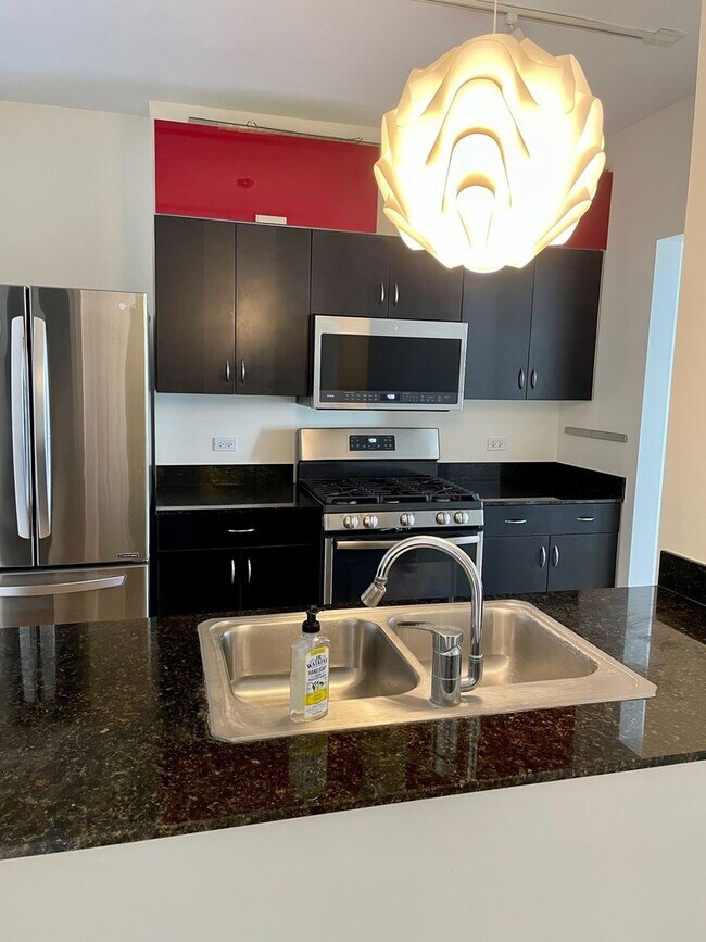 Building Photo - Luxury 1bed/1bath AVAILABLE in the LOOP