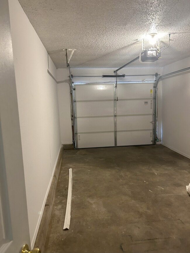 Garage - 104 N Wildhorse St