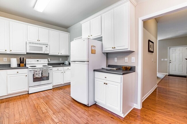 Building Photo - 2 Bedroom + Loft Townhome in Prime Raleigh...
