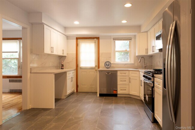 Building Photo - 121 Manhasset Ave