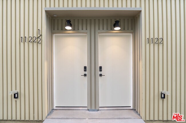 Building Photo - 1122 Beachwood Dr