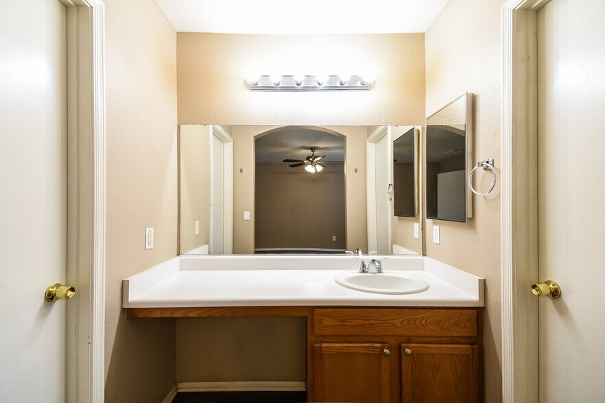 Building Photo - 975 E Vernoa St