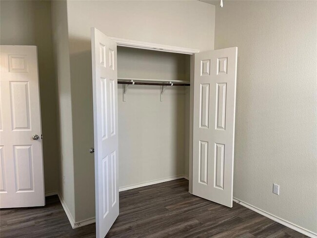 Building Photo - 595 Eves Necklace Dr.