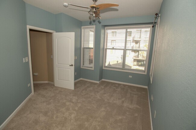 Building Photo - Walk-Up Townhouse in Downtown SD -  Dual Master 2 Bed 3 Bath with Brand New Flooring!