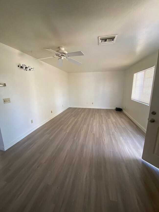 Building Photo - Linden1416