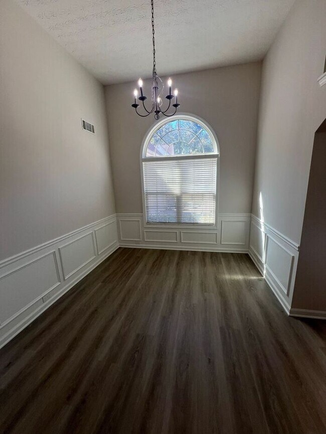 Building Photo - Beautiful Home in the Highly Sought-After ...