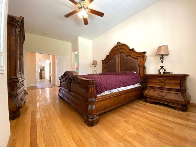 Building Photo - Furnished 4 Bedroom Pool Home - 6 month lease