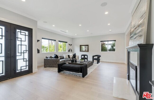 Building Photo - 19148 W Oxnard St