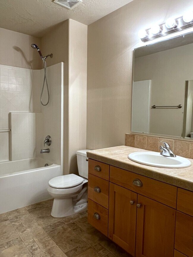 Building Photo - Beautiful 4 bed 3.5 bath home in Eagle jus...