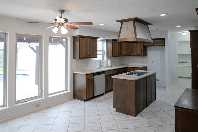 Building Photo - 16611 Brenton Oaks Dr