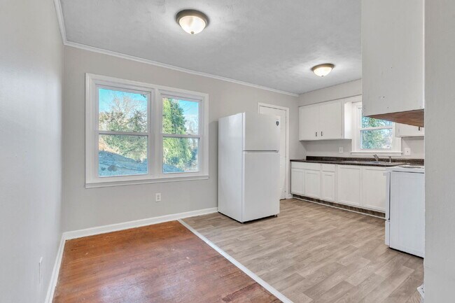 Building Photo - AMAZING LEASE SPECIAL!!!!...Freshly Updated 2BR / 1BA Single-Level Duplex $1175/mo rent***