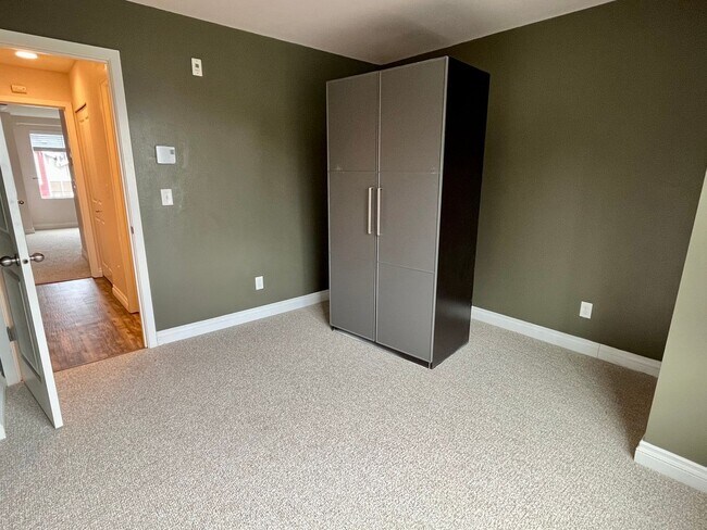 Building Photo - Beautiful Lynnwood 2-Bed Townhome with Tan...