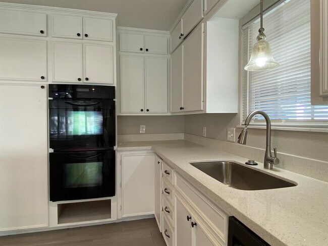 Building Photo - 3909 Ascot Ln