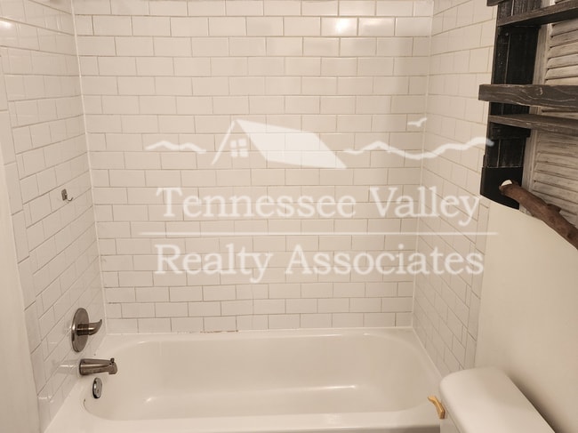 Building Photo - Charming 2-Bedroom, 2-Bath Home Just Minut...