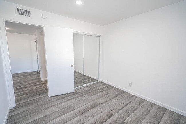 Building Photo - Remodeled 2 Bedroom Condo for Rent in Newhall!