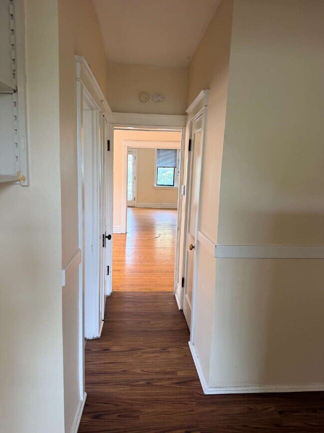 Building Photo - ** MOVE IN SPECIAL** Historic South City Living