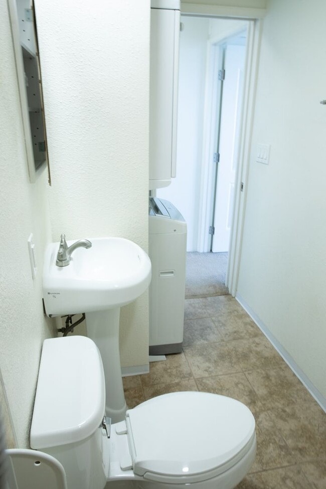 Building Photo - 2 BR/ 1 Bath Low- rise Apartment