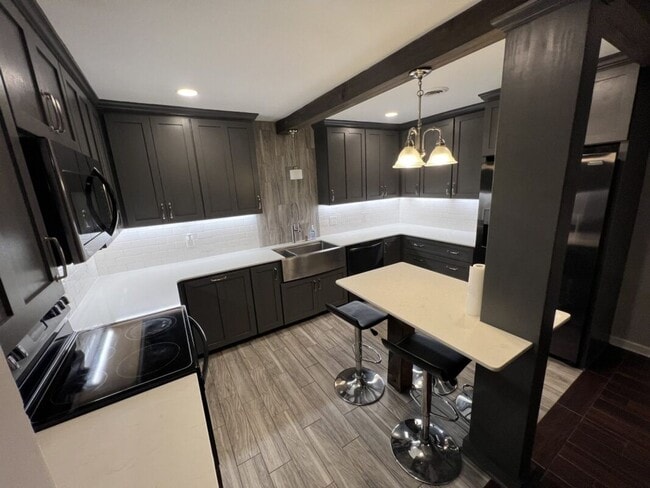 Building Photo - Fully Renovated 3 Bedroom Apartment in Pri...