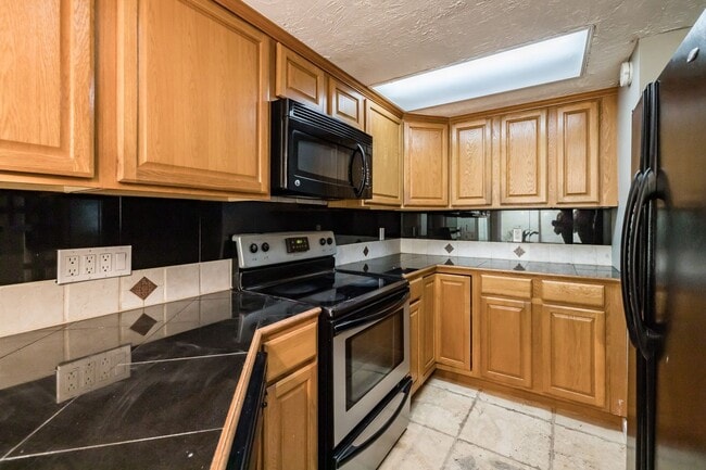 Building Photo - NEW PRICE! 3/2 Palm Harbor Townhouse