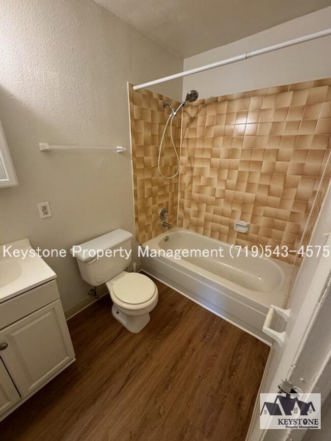 Building Photo - $425 OFF - Move In Special!  2 Bedroom/1 Bath Apartment w/ Exterior Entrance - $850/$850