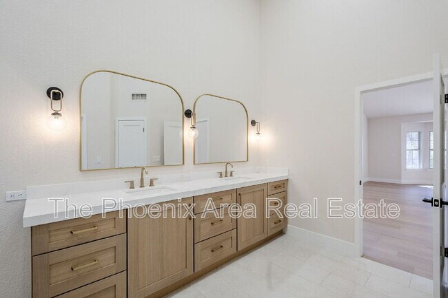 Building Photo - 1531 E Silverwood Dr