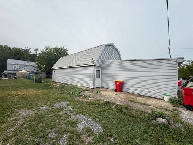 Building Photo - 2 bedroom possibly 3 with oversized Garage...