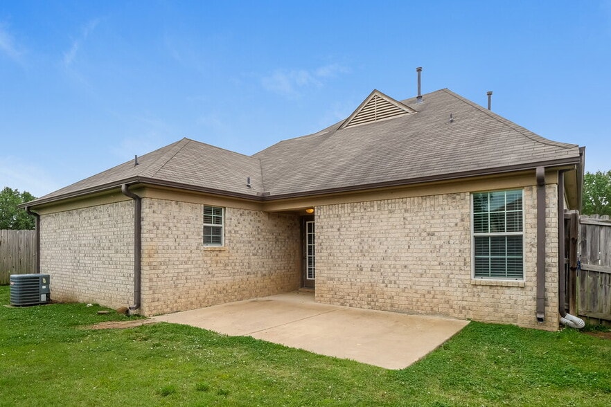 Building Photo - 7959 Ridgedale Dr