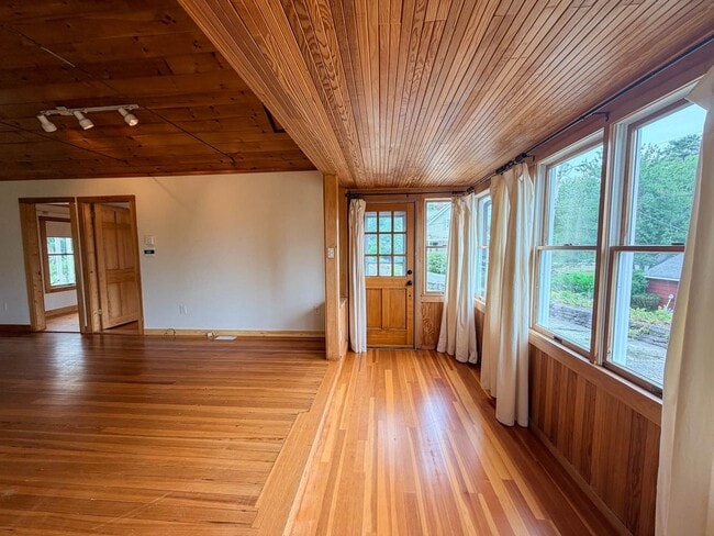 Building Photo - 121 Old Schoolhouse Rd