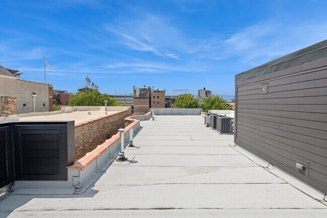 Building Photo - 3641 N Wilton Ave