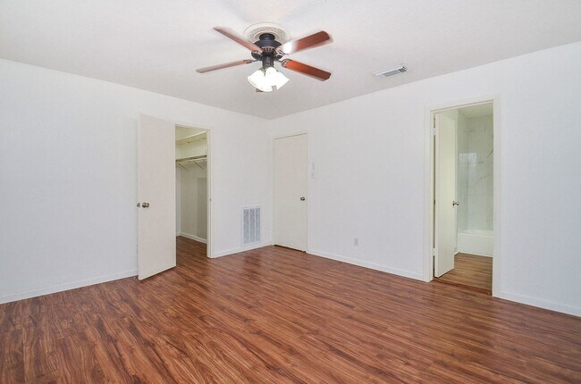 Building Photo - 515 Tallowood Rd