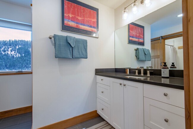 Building Photo - Seasonal Rental 10/1/25 - 5/30/26 Modern F...