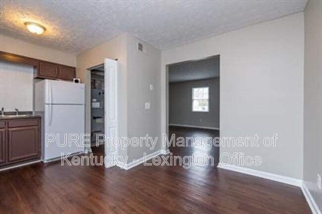 Building Photo - 209 Landings Dr