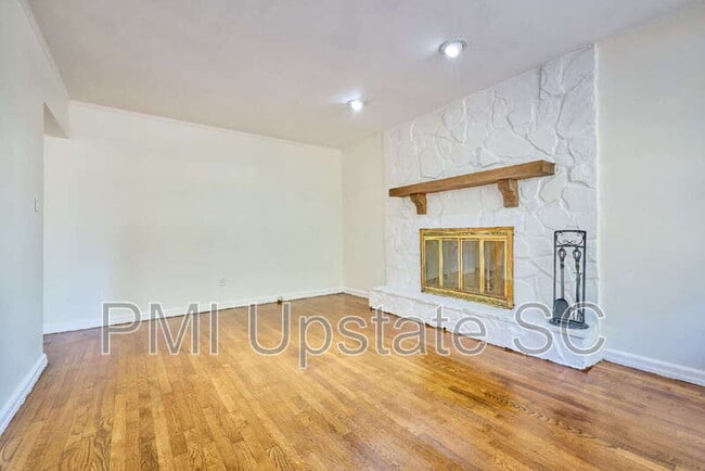 Building Photo - 28 Pine Grove Ln