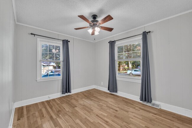 Building Photo - Well-maintained 3-bedroom, 1-bath all brick ranch offering 1,253 sq. ft. of functional living space