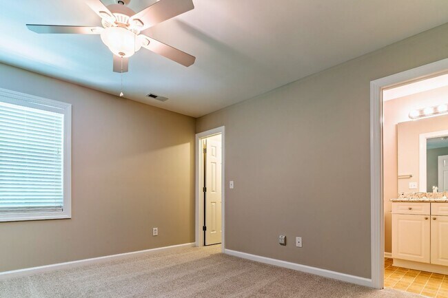 Building Photo - Move-In Ready End-Unit Townhome with Two Private Suites in the Heart of Rolesville!