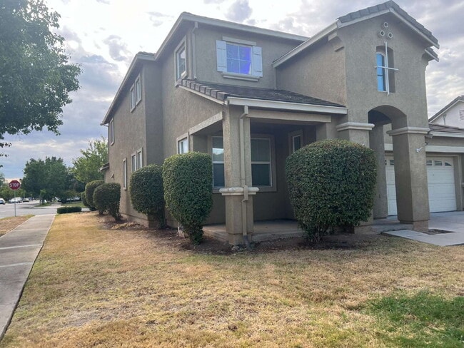Building Photo - "Spacious 4-Bedroom Haven in Merced with 3 Full Baths & Elegant Granite Countertops!"