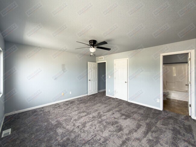 Building Photo - 3 bed, 2.5 bath townhouse with a 2 car garage