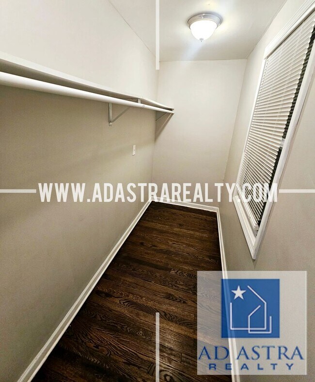 Building Photo - Beautiful 3 Bed 2 Bath Brick Home in KCMO!...