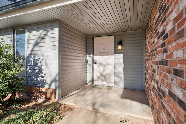 Building Photo - 3-Bedroom Home Near Dining, Shopping & Broadway Extension